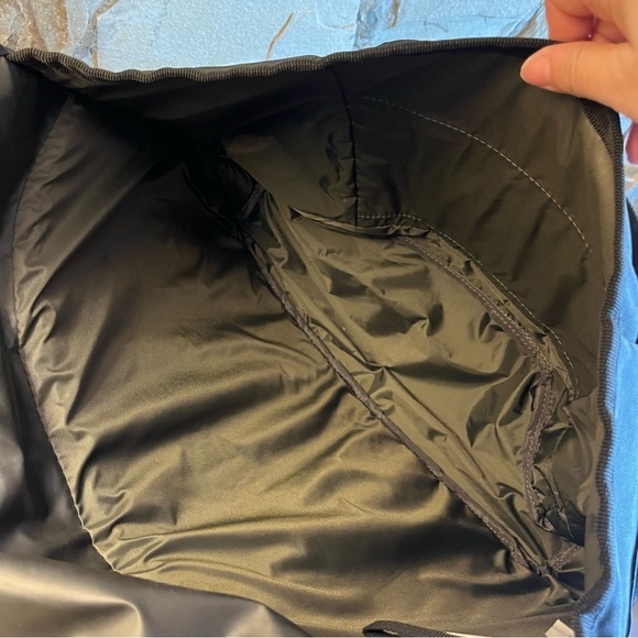 Nike Core Converge Large Messenger bag - perfect for someone on the run - Picture 10 of 16